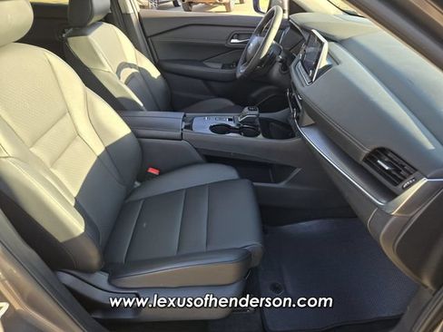 Used 2025 Nissan Rogue SV w/ SV Premium Package FWD image 16