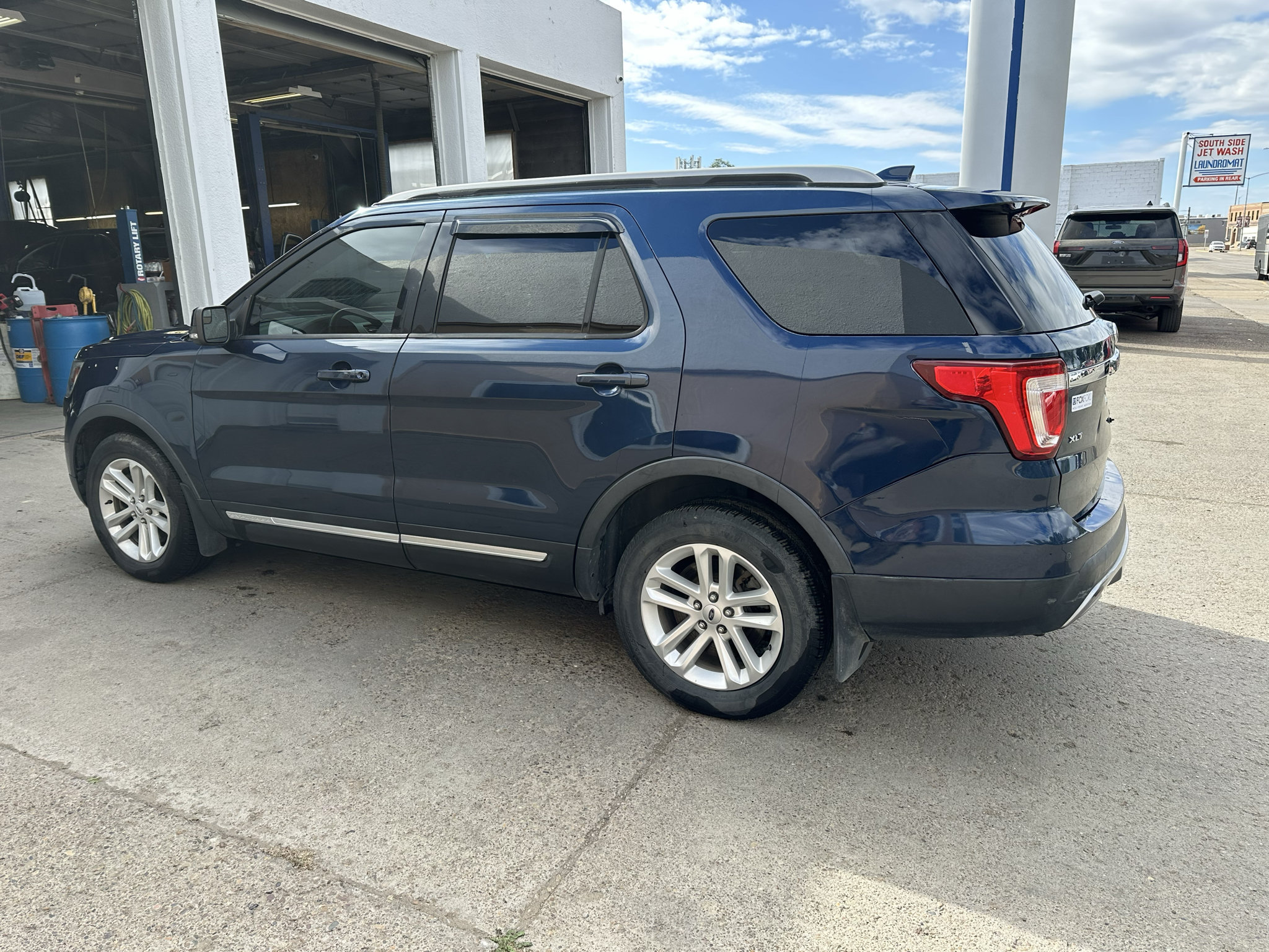 Used 2016 Ford Explorer XLT w/ Equipment Group 202A FWD image 2