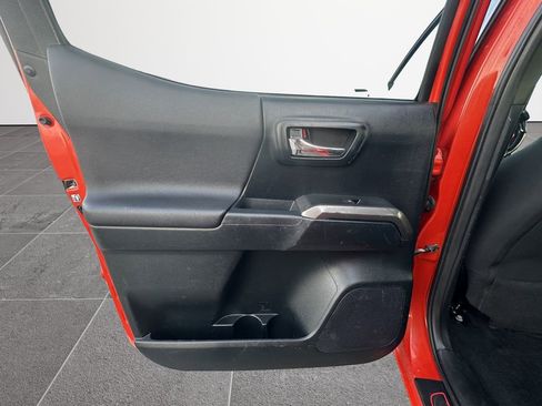 Used 2016 Toyota Tacoma TRD Sport image 15