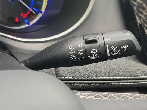 Used 2024 Chrysler Pacifica Limited FWD image 15