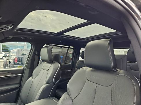 New 2023 Jeep Grand Cherokee Overland w/ Advanced Protech Group III AWD/4WD image 25