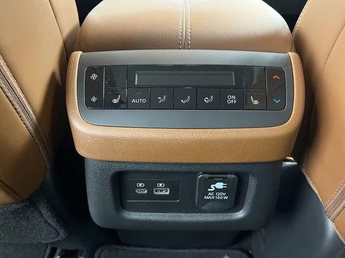Used 2025 Nissan Pathfinder Platinum image 27