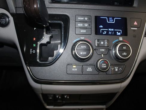 Used 2017 Toyota Sienna XLE Premium image 27