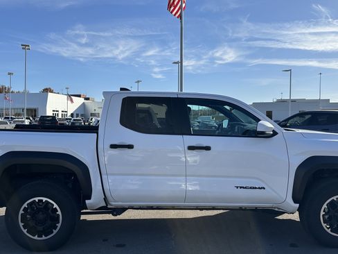 Used 2024 Toyota Tacoma TRD Off-Road image 11