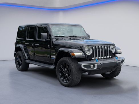 Used 2022 Jeep Wrangler Unlimited Sahara w/ Cold Weather Group AWD/4WD image 3