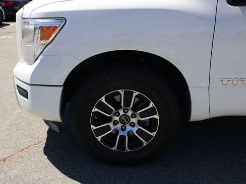 Used 2023 Nissan Titan SV image 11