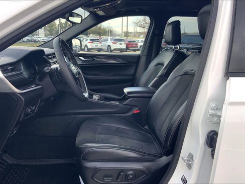 Used 2023 Jeep Grand Cherokee L Laredo image 8