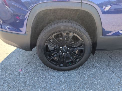 Used 2023 GMC Acadia SLT w/ Elevation Edition FWD image 9