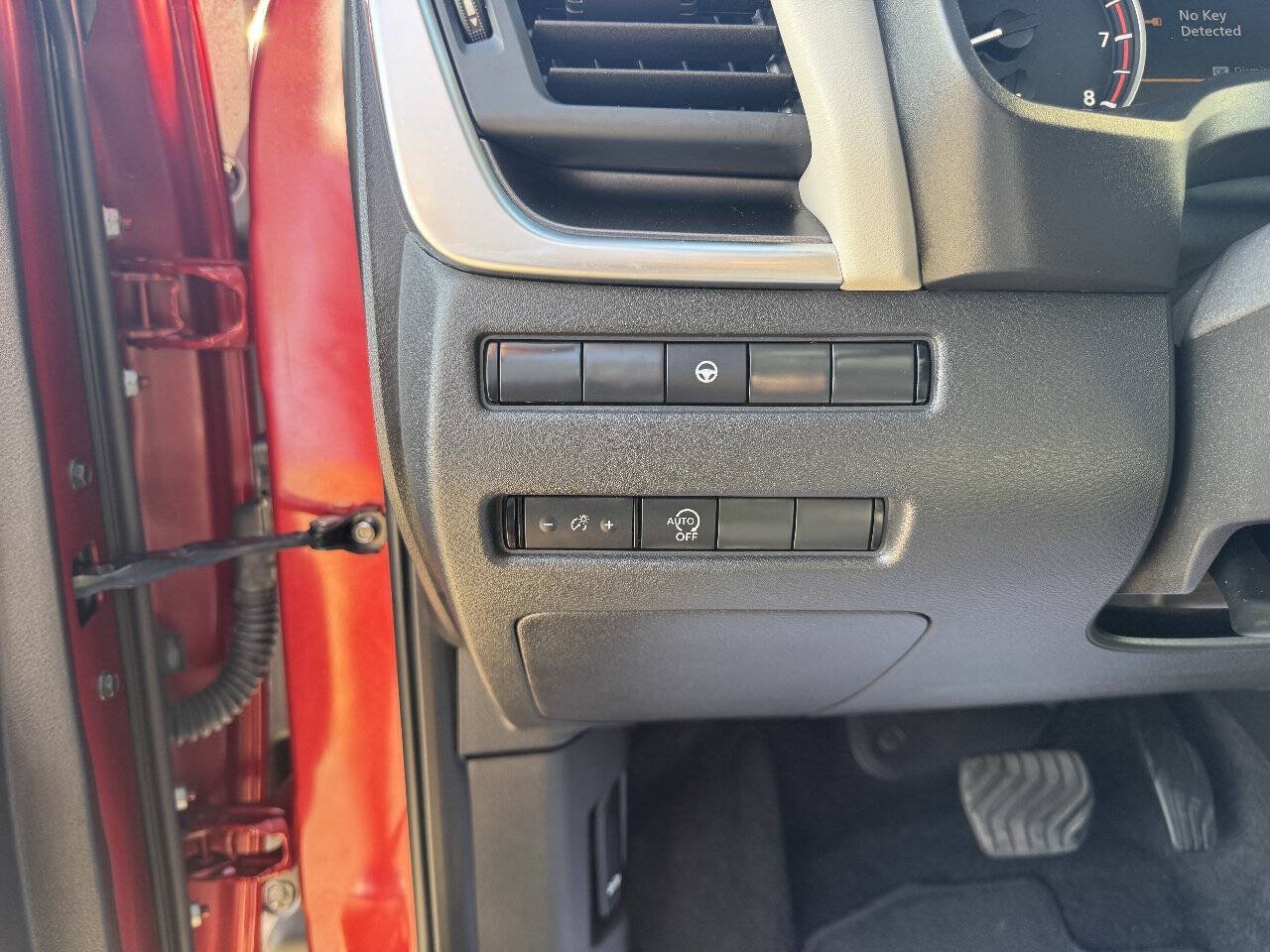 Used 2023 Nissan Rogue SV AWD/4WD image 14