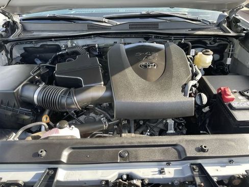 Certified 2021 Toyota Tacoma SR5 AWD/4WD image 11