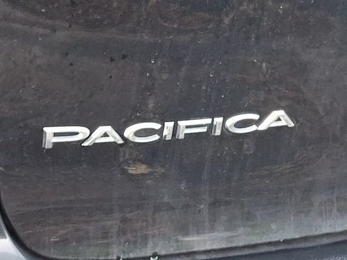 Used 2024 Chrysler Pacifica Limited FWD image 10