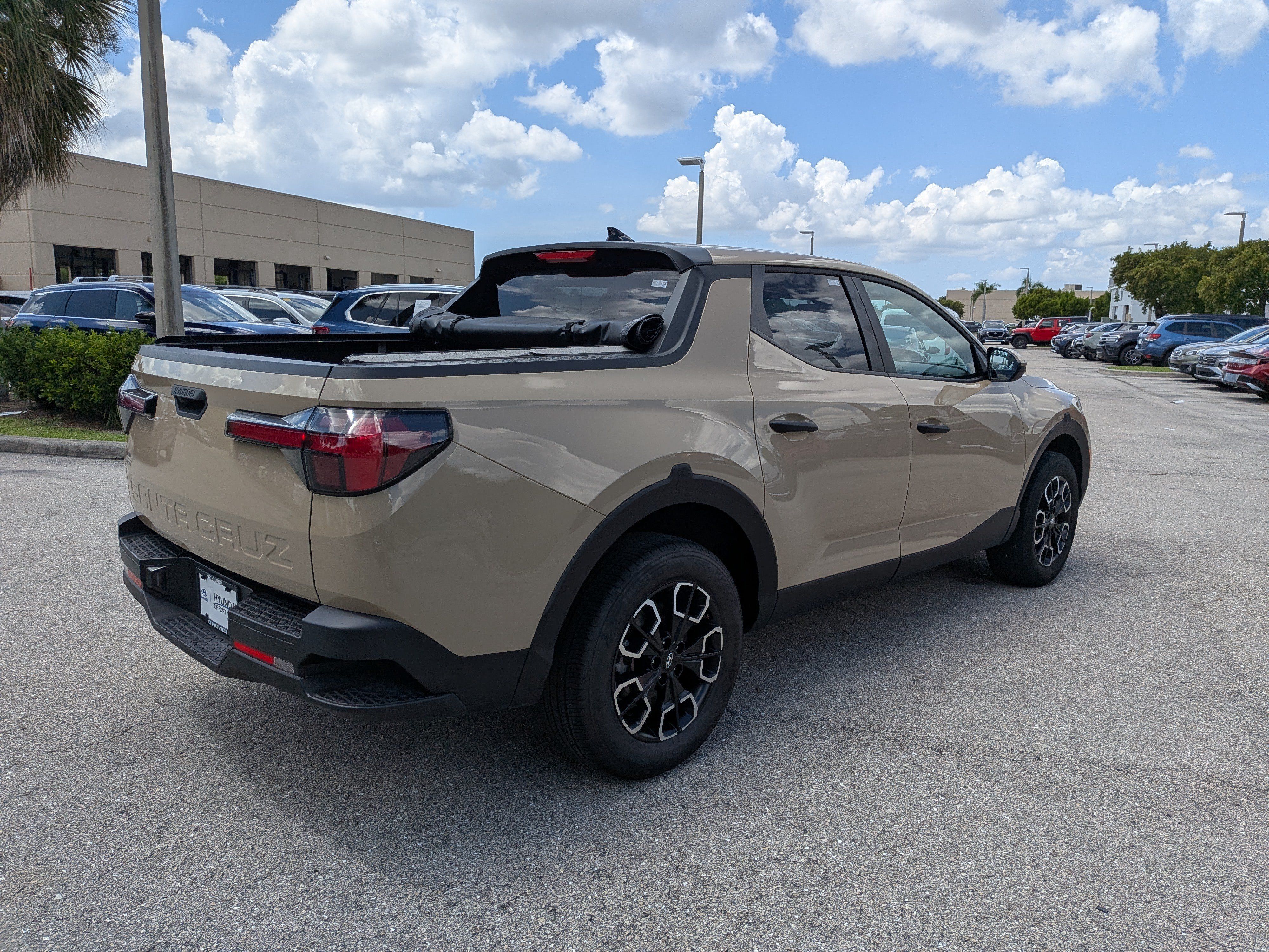 Used 2024 Hyundai Santa Cruz SE FWD image 4