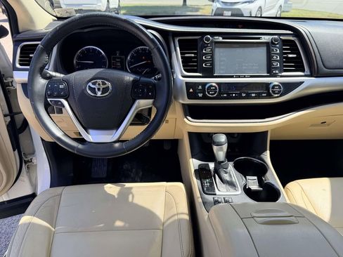 Used 2016 Toyota Highlander XLE AWD/4WD image 2
