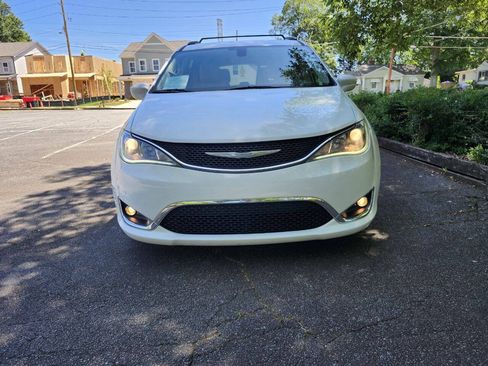 Used 2017 Chrysler Pacifica Touring-L FWD image 3