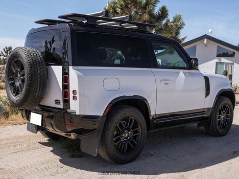 Used 2023 Land Rover Defender 90 X-Dynamic SE image 8