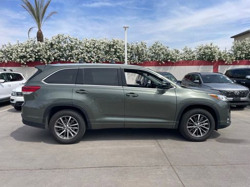 Used 2018 Toyota Highlander XLE image 3