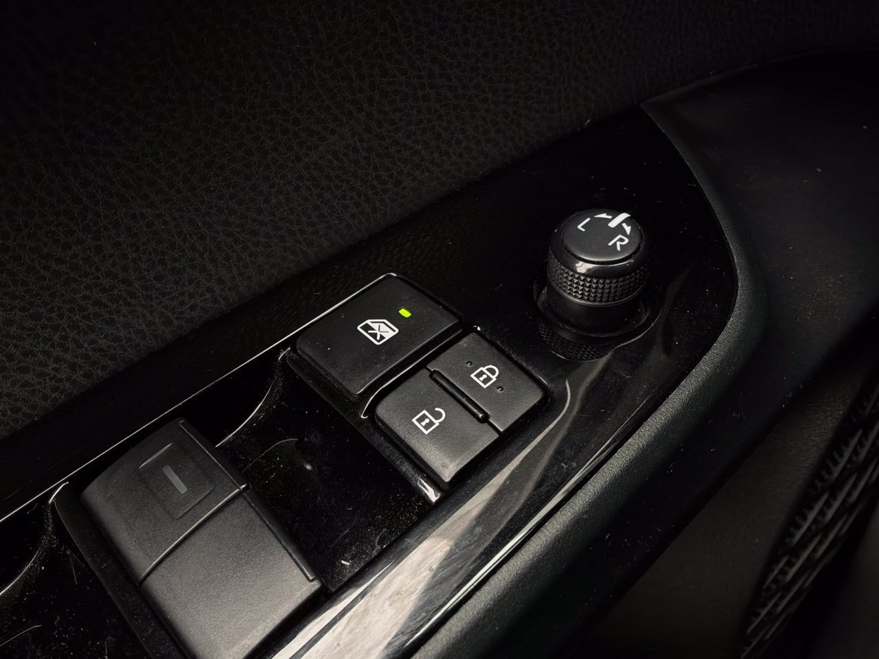 Used 2021 Toyota Prius LE FWD image 23