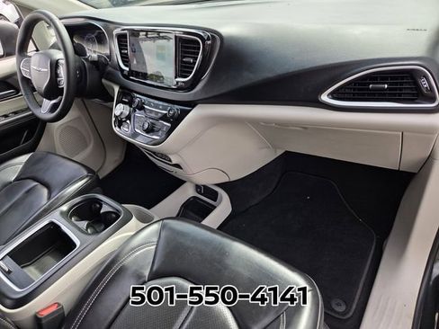 Used 2023 Chrysler Pacifica Touring-L FWD image 17