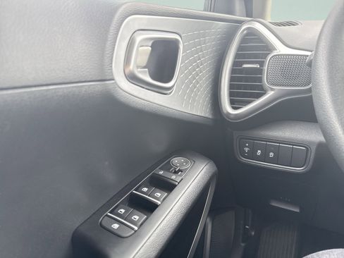 Used 2025 Kia Soul LX w/ LX Technology Package FWD image 13