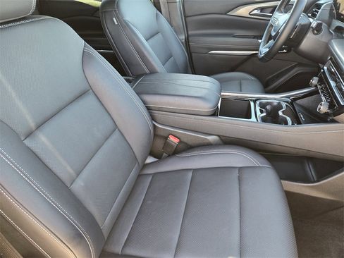 Used 2025 Chevrolet Traverse LT image 19