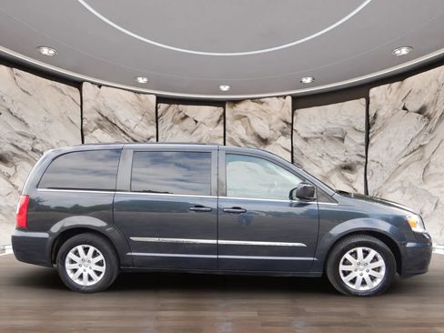 Used 2014 Chrysler Town & Country Touring FWD image 4