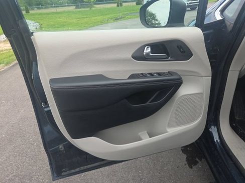 Used 2023 Chrysler Pacifica Touring-L FWD image 28