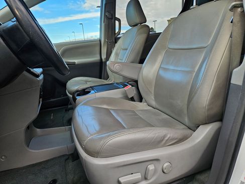 Used 2017 Toyota Sienna XLE w/ XLE Navigation Package FWD image 17