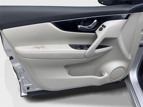 Used 2019 Nissan Rogue Sport SL w/ Premium Package image 32