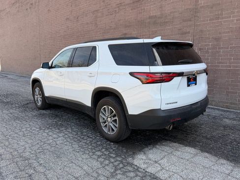 Used 2023 Chevrolet Traverse LT image 3