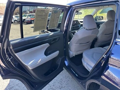 Used 2022 Toyota Highlander LE AWD/4WD image 23