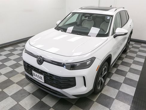 New 2025 Volkswagen Tiguan SE image 7