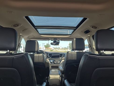 Used 2022 Chrysler Pacifica Limited FWD image 12