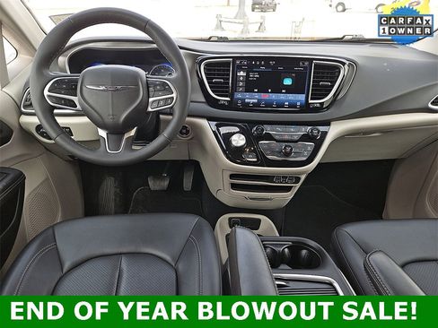 Used 2024 Chrysler Pacifica Touring-L image 12