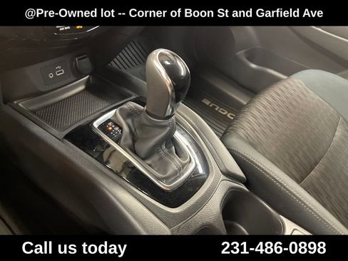Used 2018 Nissan Rogue S AWD/4WD image 25