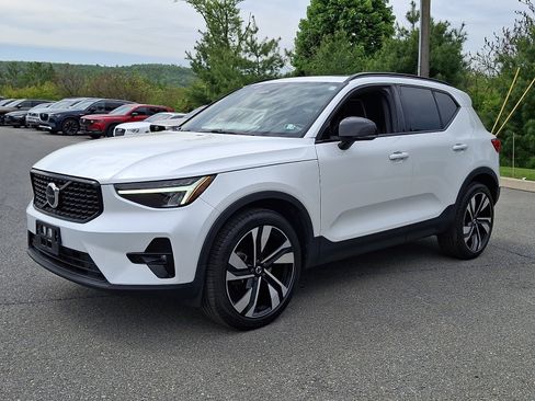 Certified 2023 Volvo XC40 B5 Plus w/ Protection Package Premier AWD/4WD image 4