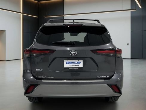 Used 2024 Toyota Highlander Platinum FWD image 5