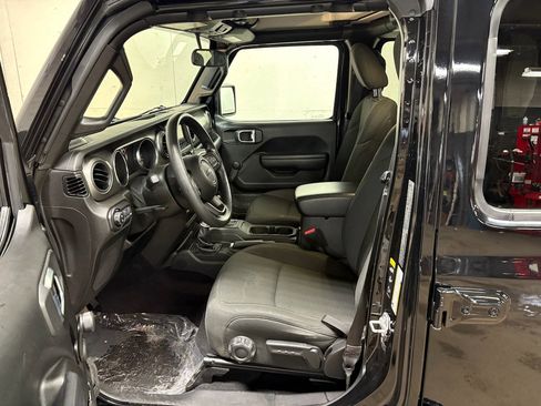 Used 2022 Jeep Gladiator Sport image 3