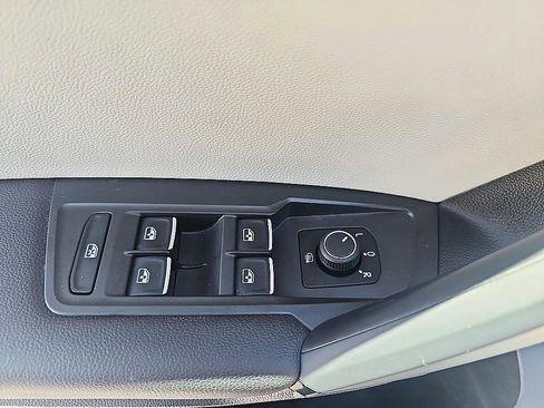 Used 2019 Volkswagen Tiguan SE AWD/4WD image 12