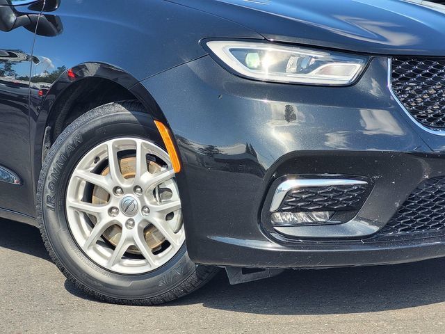 Used 2023 Chrysler Pacifica Touring-L FWD image 9