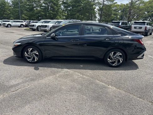 Used 2025 Hyundai Elantra Limited FWD image 4
