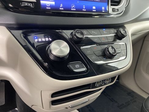 Used 2023 Chrysler Pacifica Touring-L image 29