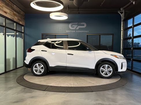 Used 2022 Nissan Kicks S FWD image 2
