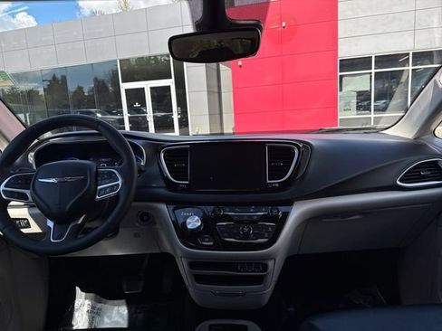 Used 2023 Chrysler Pacifica Touring-L FWD image 11