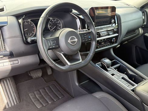 Used 2025 Nissan Pathfinder SV FWD image 4