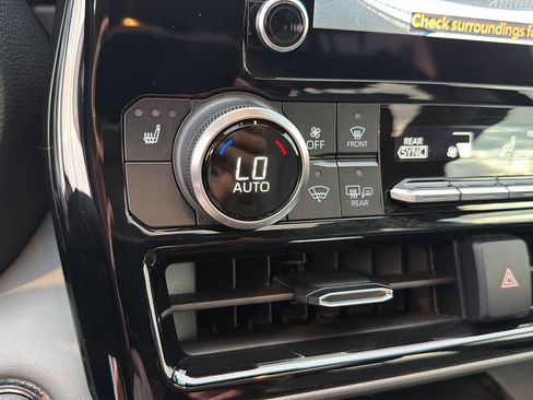 Used 2023 Toyota Highlander XLE FWD image 27