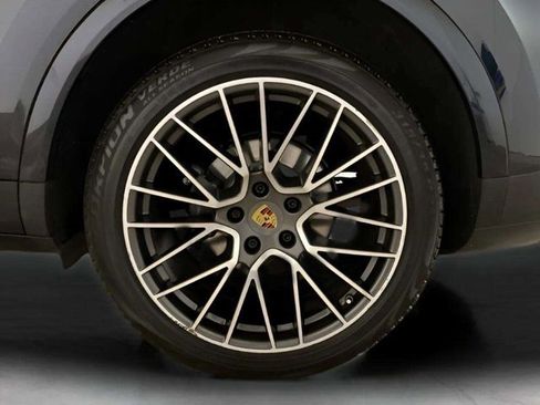 Used 2019 Porsche Cayenne w/ Premium Package image 29