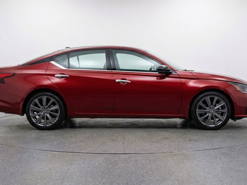 Used 2025 Nissan Altima 2.5 SV FWD image 11