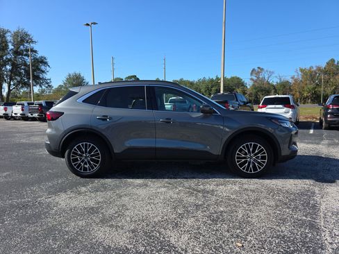 Used 2025 Ford Escape SE image 2