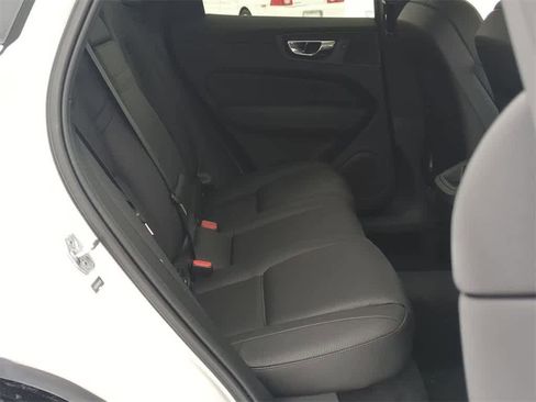 Used 2021 Volvo XC60 T5 Momentum w/ Premium Package image 19