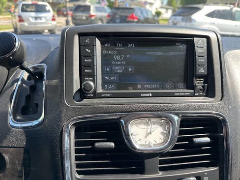 Used 2015 Chrysler Town & Country Touring FWD image 21